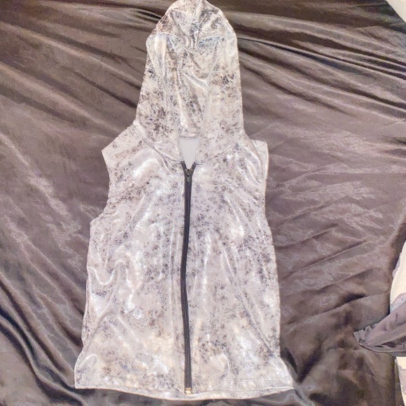 ✨2for22$ Metallic zip up muscle tee - Picture 4 of 5